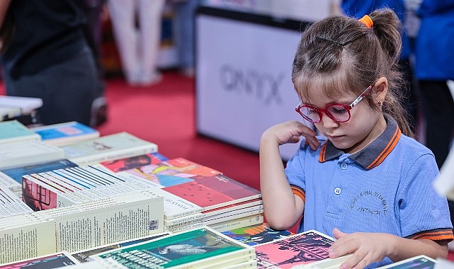 Antalya Kitap Fuarı’na ilgi sürüyor Antalya Büyükşehir Belediyesi’nin ev sahipliğinde bu yıl 16’ncısı düzenlenen Antalya