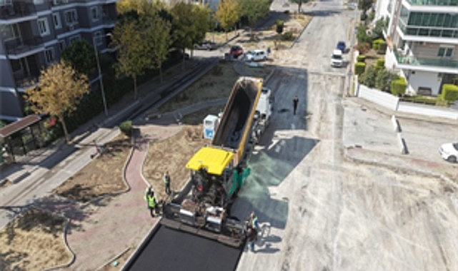 İzmir Büyükşehir Belediyesi ekipleri trafik yoğunluğunun fazla olduğu Çiğli’nin Ataşehir