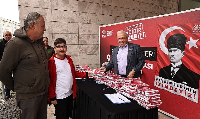 Atatürk posterleri Nilüfer’in her yerinde Nilüfer Belediyesi, 29 Ekim Cumhuriyet Bayramı dolayısıyla vatandaşlara ücretsiz Atatürk
