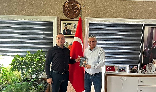 Kemer Belediye Başkanı Necati Topaloğlu, belediye personeli ve yazar Burak