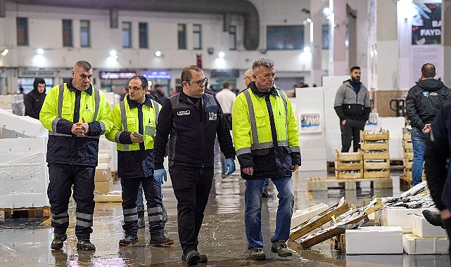 İzmirliler, av sezonunun açıldığı eylül ayında balık tezgâhlarına yoğun ilgi
