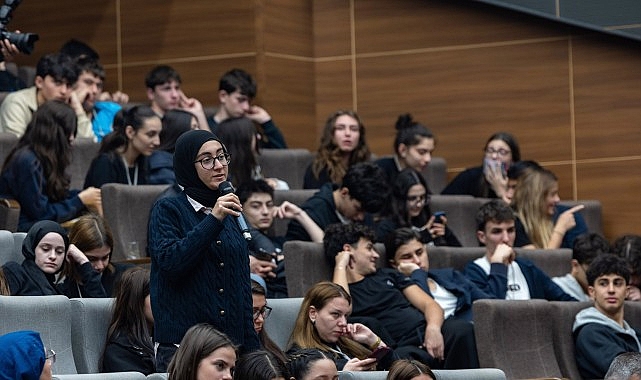Başkan Büyükakın’dan gençlere kariyer tavsiyesi: “Hata yapmaktan korkmayın” Başiskele Belediyesi’nin düzenlediği 3. Kariyer Zirvesi’nde gençlerle buluşan Kocaeli Büyükşehir