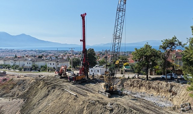 Başkan Çerçioğlu’ndan Kuşadası’nda Yol Yenileme ve Güçlendirme Çalışması Aydın Büyükşehir Belediye Başkanı Özlem Çerçioğlu, ulaşım yatırımlarına her geçen