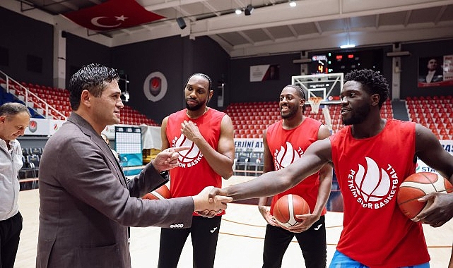 Başkan Serkan Acar’dan Aliağa Petkim Spor’a Moral Ziyareti Aliağa Belediye Başkanı Serkan Acar, Anadolu Efes karşılaşması öncesinde Aliağa’nın