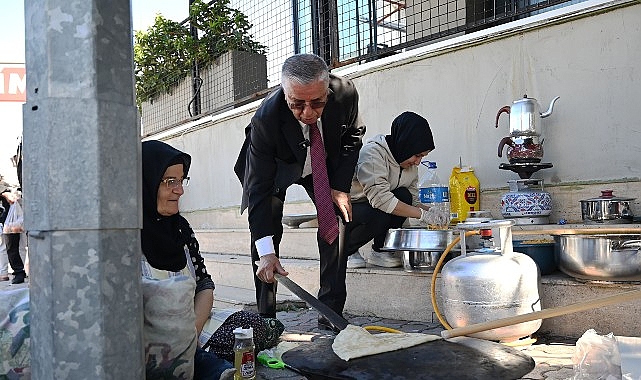 Başkan Topaloğlu’ndan pazar esnafına ziyaret Kemer Belediye Başkanı Necati Topaloğlu, ilçe merkezinde kurulan sebze ve