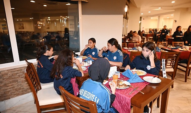 Başkan Topaloğlu’ndan voleybolculara motivasyon yemeği Kemer Belediye Başkanı Necati Topaloğlu, Kemer Belediye Merkez Spor voleybolcularına