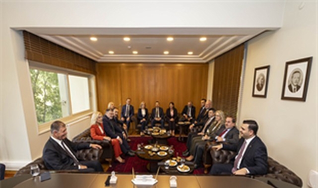Başkan Tugay: İzmir’imizin otuz ilçesine en iyi hizmeti sağlayacağız İzmir Büyükşehir Belediye Başkanı Dr. Cemil Tugay, AK Parti heyetinin