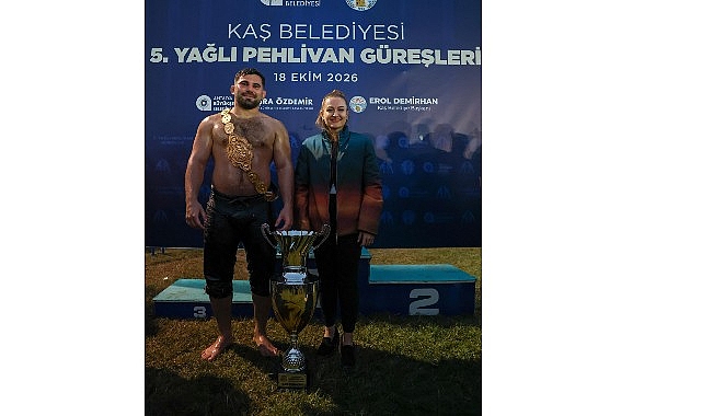 Başkan Vekili Büşra Özdemir kadın muhtarlarla güreşleri izledi Antalya Büyükşehir Belediyesi Başkan Vekili Büşra Özdemir, kadınların her alanda