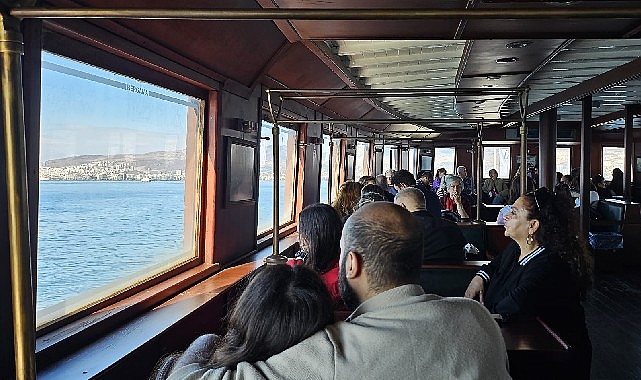 Bergama Vapuru ile tarihe yolculuk başladı İzmir Büyükşehir Belediyesi’nin İZDENİZ aracılığıyla düzenlediği Bergama Vapuru Rehberli Körfez