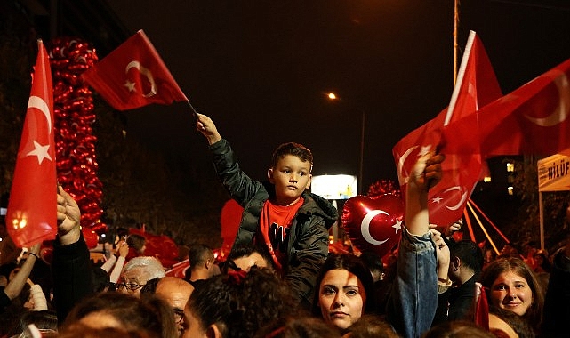 Nilüfer’de Cumhuriyet’in 103’üncü yılı, yağmura rağmen binlerce vatandaşın katıldığı yürüyüş