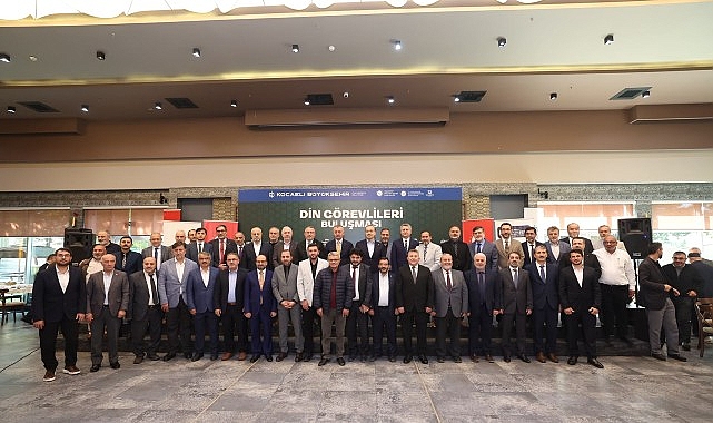 Kocaeli Büyükşehir Belediye Başkanı Tahir Büyükakın, 12 ilçeden din görevlileri