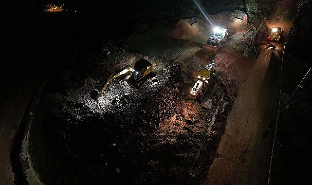 Büyükşehir ekipleri gece gündüz sahada; Başiskele’de selin izleri siliniyor Kocaeli Büyükşehir Belediyesi ekipleri, Başiskele’de metrekareye 214 kilogramı aşan yağışın