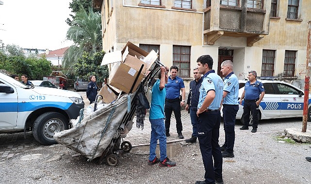 Antalya Büyükşehir Belediyesi Zabıta ekipleri tarihi Balbey mahallesinde hurdacı ve