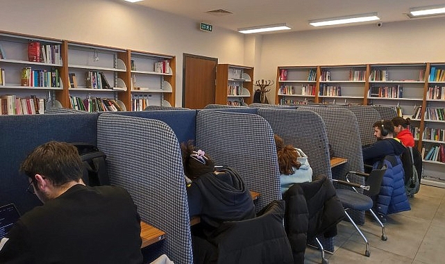 Çankaya Belediyesi Kütüphanelerinde Çalışma Saatleri Güncellendi Çankaya Belediyesi Kütüphaneleri, üniversitelerin açılmaya başlamasıyla birlikte saatlerini güncelledi.