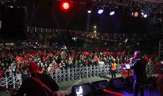 Çankaya’da Cumhuriyet’in 103. Yılı Coşkuyla Kutlandı Çankaya’da Cumhuriyet’in 103. yıl dönümü, resmi törenlerden konserlere uzanan etkinliklerle