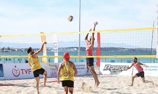 Çeşme’de Uluslararası Grand Slam Plaj Voleybolu heyecanı yaşandı Çeşme Belediyesi ev sahipliğinde düzenlenen Uluslararası Grand Slam Plaj Voleybolu