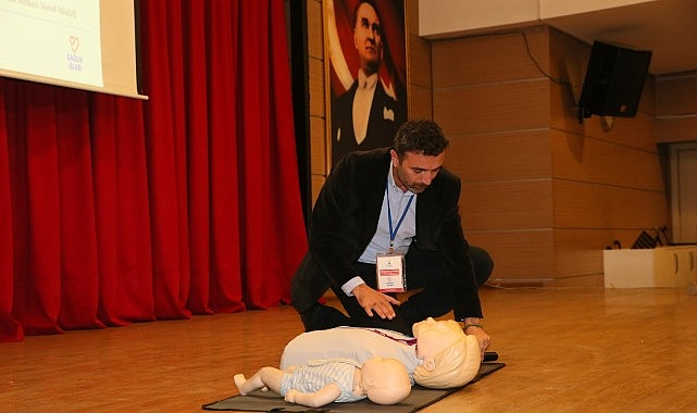 Çiğli Belediyesi’nden İlk Yardım Semineri Çiğli Belediyesi, toplumda ilk yardım bilincini artırmak ve acil durumlarda