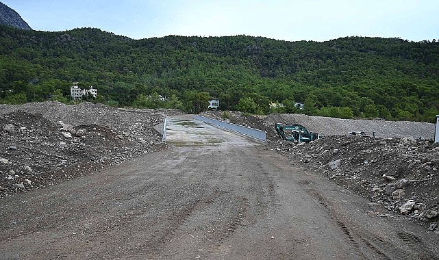 Çomaklar mevkisindeki köprü tamamlandı Kemer Belediye Başkanı Necati Topaloğlu, Göynük Mahallesi ile Beldibi Mahallesi’ni