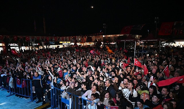 Cumhuriyet'in kuruluşunun 103. yıl dönümü kutlamaları kapsamında Kemer'de fener alayı