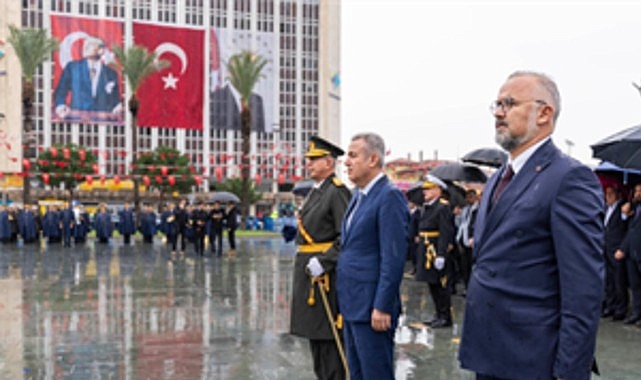 Cumhuriyet Bayramı kutlamaları çelenk sunma töreni ile başladı Türkiye Cumhuriyeti'nin 103. kuruluş yıl dönümü kutlamaları, Cumhuriyet Meydanı’nda düzenlenen