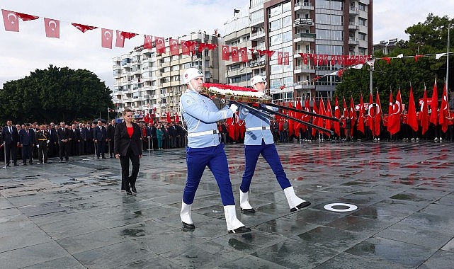 Cumhuriyet Bayramı kutlamaları çelenk sunma töreniyle başladı Antalya’da 29 Ekim Cumhuriyet Bayramının 103. yıl dönümü kutlamaları Cumhuriyet