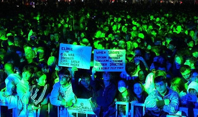 Cumhuriyet coşkusu yağmur tanımadı Kocaeli Büyükşehir Belediyesi, Cumhuriyet’in 103. yıl dönümünü Sagopa Kajmer konseriyle