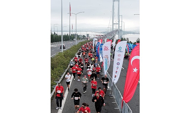 Cumhuriyet sevgisi Osmangazi Köprüsü’ne sığmadı Kocaeli Büyükşehir Belediyesi öncülüğünde düzenlenen “Osmangazi Cumhuriyet Koşusu”, farklı yaşlardan