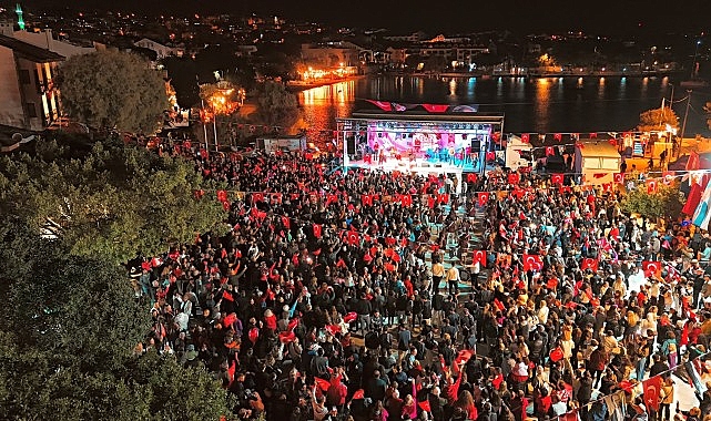 Cumhuriyetin 103. yılı omuz omuza kutlandı Datça’da Cumhuriyet’in 103. yıl dönümü kutlamaları, ellerde al bayraklar ve