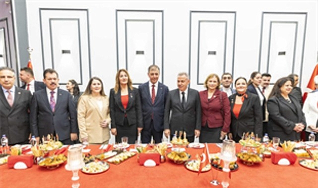 Cumhuriyet’in 103’üncü yaşına özel gece 29 Ekim Cumhuriyet Bayramı kutlamaları kapsamında İzmir Büyükşehir Belediye Başkanı