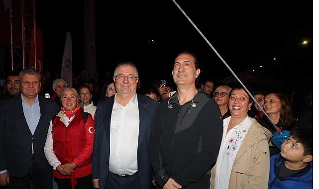 Edremit’te Cumhuriyet Bayramı coşkusu yağmura rağmen dinmedi Edremit’te Cumhuriyet’in ilanının 103. yıl dönümü, yağmurlu havaya rağmen büyük