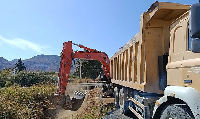 Datça Belediyesi ekipleri, sağanak yağmur uyarıları öncesi olası su baskınlarının