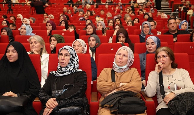 Erdim, “Aile Nedir?” söyleşisinde dikkat çeken mesajlar verdi; “İnsanın en önemli görevi kendisini onarmasıdır” Uluslararası 16. Kocaeli Kitap Fuarı’nda “Aile Nedir?” söyleşisiyle kitapseverlerle buluşan