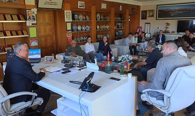 Fethiye Belediyesi’nden gelen heyet, Kemer Belediye Başkanı Necati Topaloğlu öncülüğünde