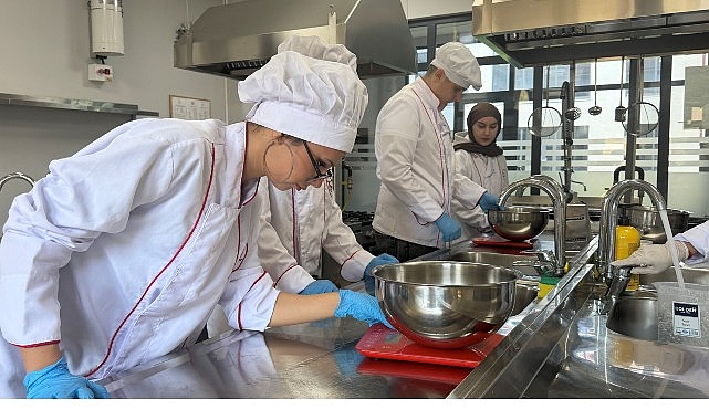 Gebze Beyaz Kalpler donanımlı gençler yetiştiriyor Kocaeli Büyükşehir Belediyesi bünyesinde faaliyet gösteren Gebze Beyaz Kalpler Eğitim