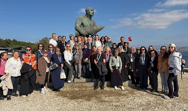 Gençler Cumhuriyet’in izinde yürüdü, kadınlar Çanakkale’yi keşfetti İzmir Büyükşehir Belediyesi, gençleri doğayla, kadınları tarihle buluşturdu. Cumhuriyet Bayramı