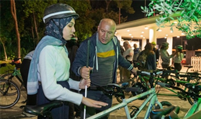 İzmir Büyükşehir Belediyesi, Eşpedal Derneği iş birliğiyle Beyaz Baston Körler