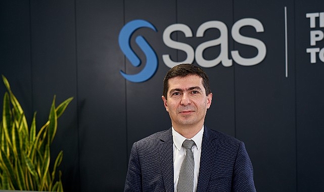 Güvenilir Yapay Zekâ Şirketlere 15 Kat Daha Fazla Getiri Sağlıyor Çalışanların gerekçesini kavrayamadığı yapay zekâ kararlarını geçersiz kılarak manuel müdahalede