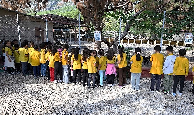 Hayvanları Koruma Günü’nde miniklerden anlamlı ziyaret 4 Ekim Dünya Hayvanları Koruma Günü dolayısıyla Kemer Belediyesi Ülker-Orduvar