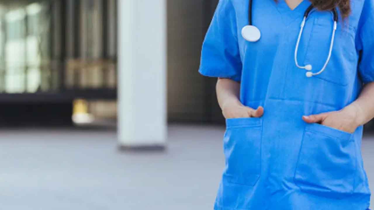 Hekim Birliği Sendikası, sağlık profesyonellerine dağıtılan görev formalarının (scrubs) kumaş