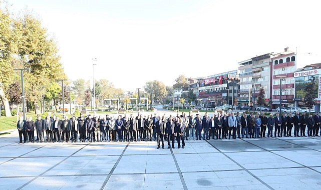 İnegöl’de Muhtarlar Günü Törenle Kutlandı İnegöl’de 19 Ekim Muhtarlar Günü dolayısıyla Atatürk Anıtı’nda tören düzenlendi.