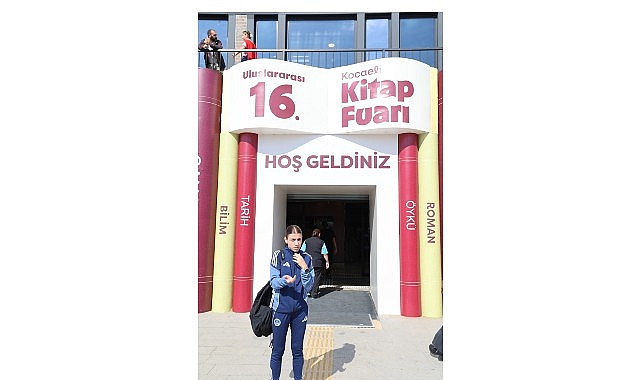 İrem, kitapların dünyasını işaret diliyle keşfetti Uluslararası 16. Kocaeli Kitap Fuarı, erişilebilir etkinlikleriyle tüm kitapseverleri aynı