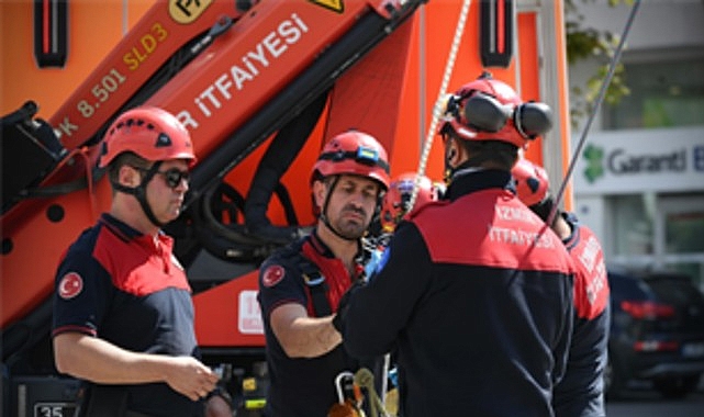 İzmir İtfaiyesi’nden gerçeği aratmayan tatbikat İtfaiye Haftası etkinlikleri kapsamında İZSU Genel Müdürlüğü Buca Şube Müdürlüğü