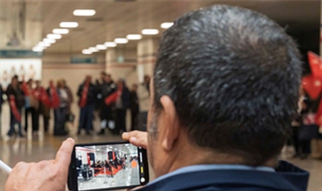 İzmir Metrosu’nu Cumhuriyet coşkusu sardı İzmir Büyükşehir Belediyesi tarafından kentin kültür-sanat yaşamına kazandırılan Smyrna Ensemble,