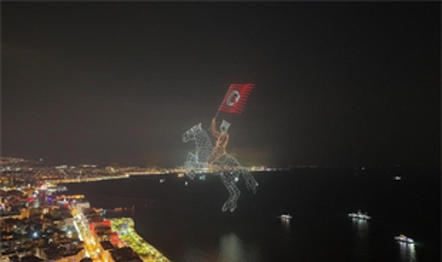 İzmir’de Cumhuriyet coşkusu gökyüzüne taştı İzmir’de 29 Ekim Cumhuriyet Bayramı, fener alayı, bin dronla gerçekleştirilen