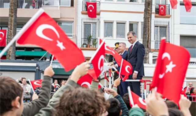 İzmir, Cumhuriyet’in kuruluşunun 103’üncü yıl dönümünü bayraklar, marşlar ve halk
