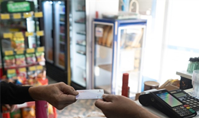 İzmir’in emeklileri desteklerle nefes alıyor İzmir Büyükşehir Belediyesi’nin dezavantajlı emeklilere yönelik destek programı kapsamında hesaplarına