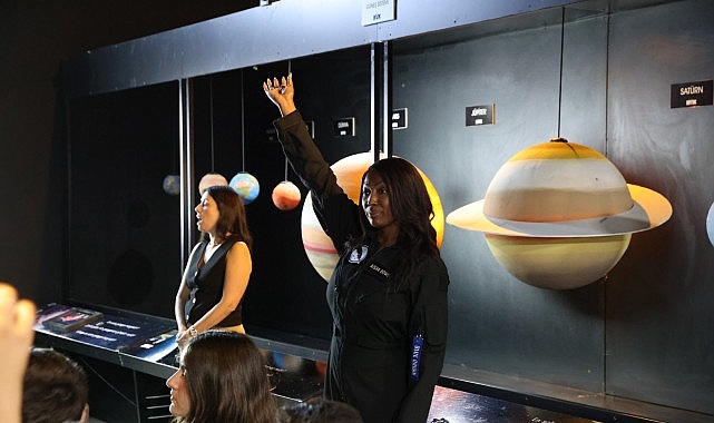 Karman Hattını Geçen Astronot Aisha Bowe, Çiğli’de öğrencilerle buluştu Bahama kökenli Amerikalı Astronot, Havacılık ve Uzay Mühendisi Aisha Bowe,