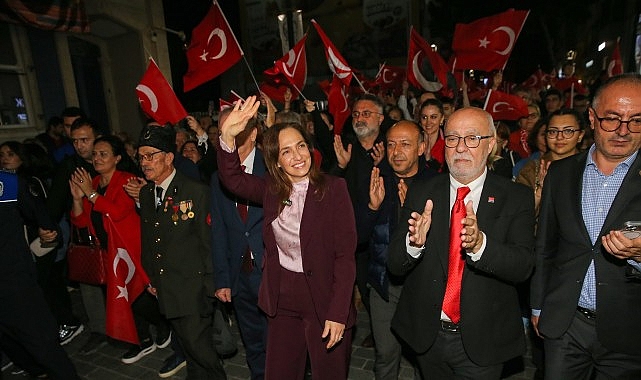 Türkiye Cumhuriyeti’nin 103. kuruluş yıl dönümü, Karşıyaka’da muhteşem bir fener