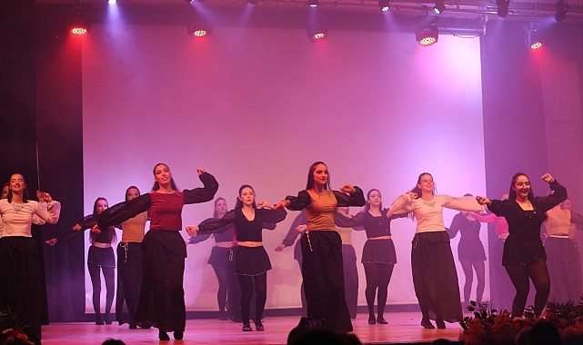 Karşıyaka’da halk dansları kurslarına rekor kayıt! Karşıyaka Belediyesi’nin yeni sezon halk dansları kursları, yaklaşık bin kişiyi
