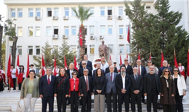 Karşıyaka’da “Muhtarlar Günü” buluşması Karşıyaka’da 19 Ekim Muhtarlar Günü, Hükümet Konağı önündeki resmi törenle
